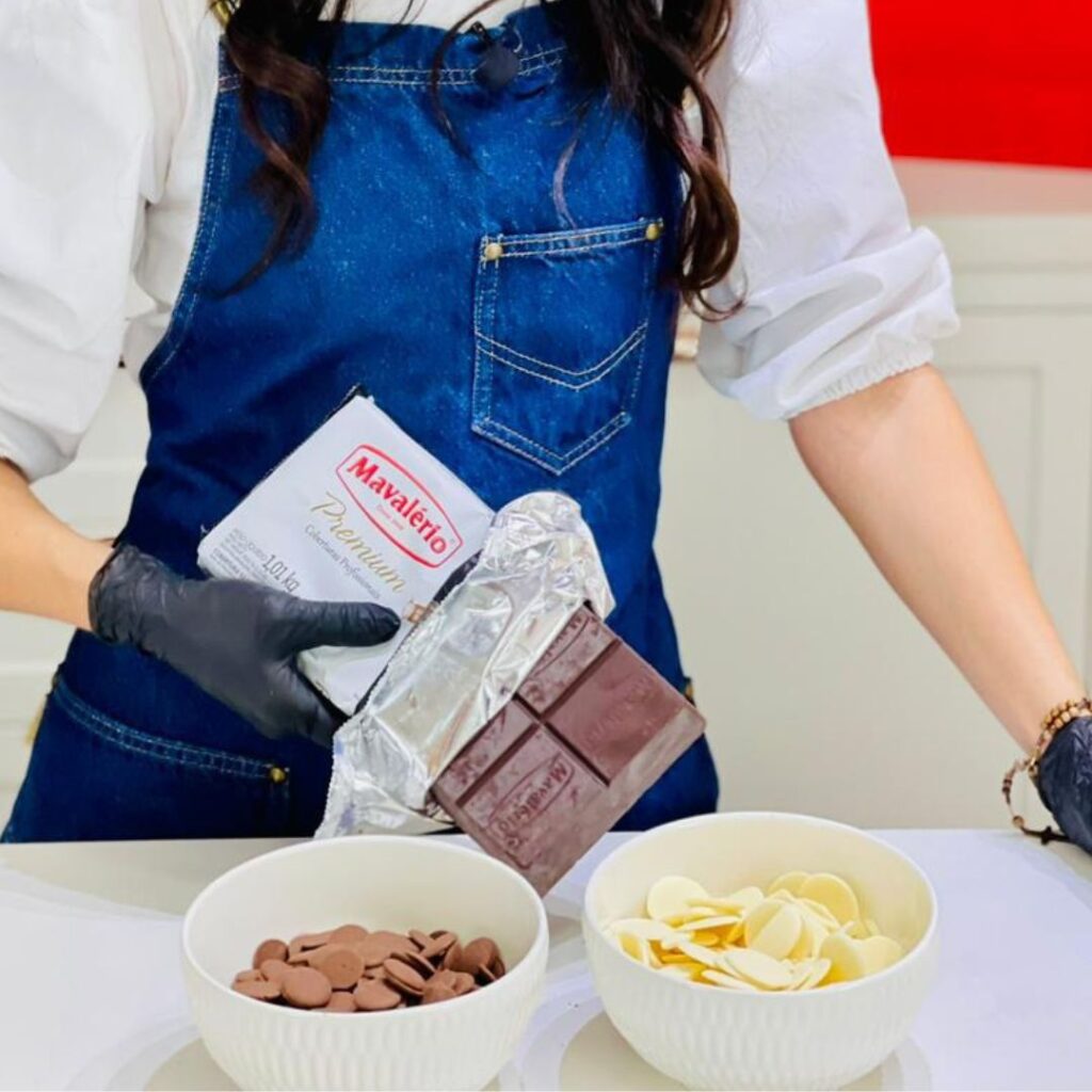Módulo 1 — confeiteira trabalhando com chocolate Mavalério