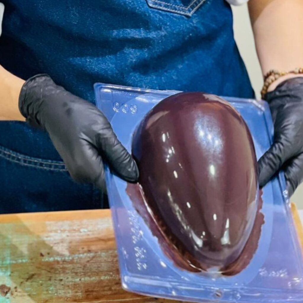Módulo 2 — ovo de Páscoa sendo desmoldado com acabamento perfeito