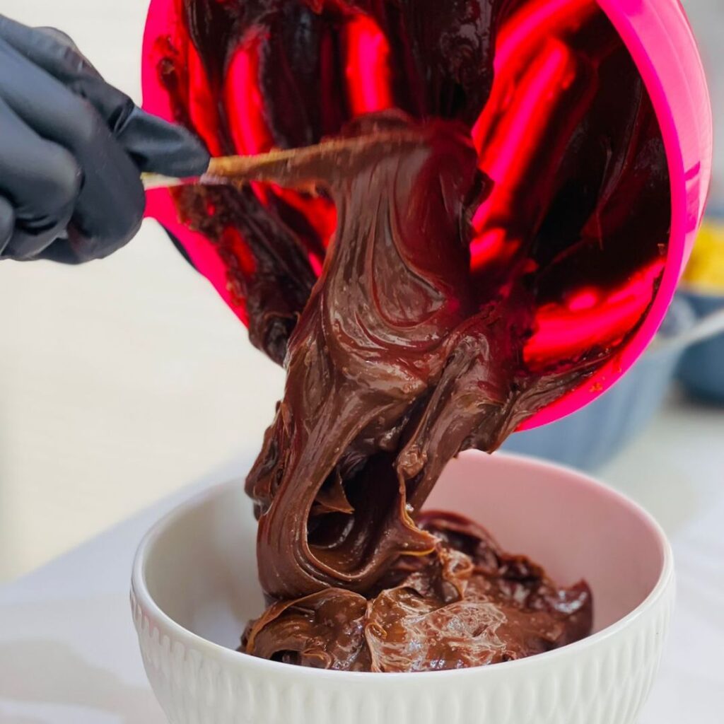 Módulo 4 — recheio de chocolate sendo despejado