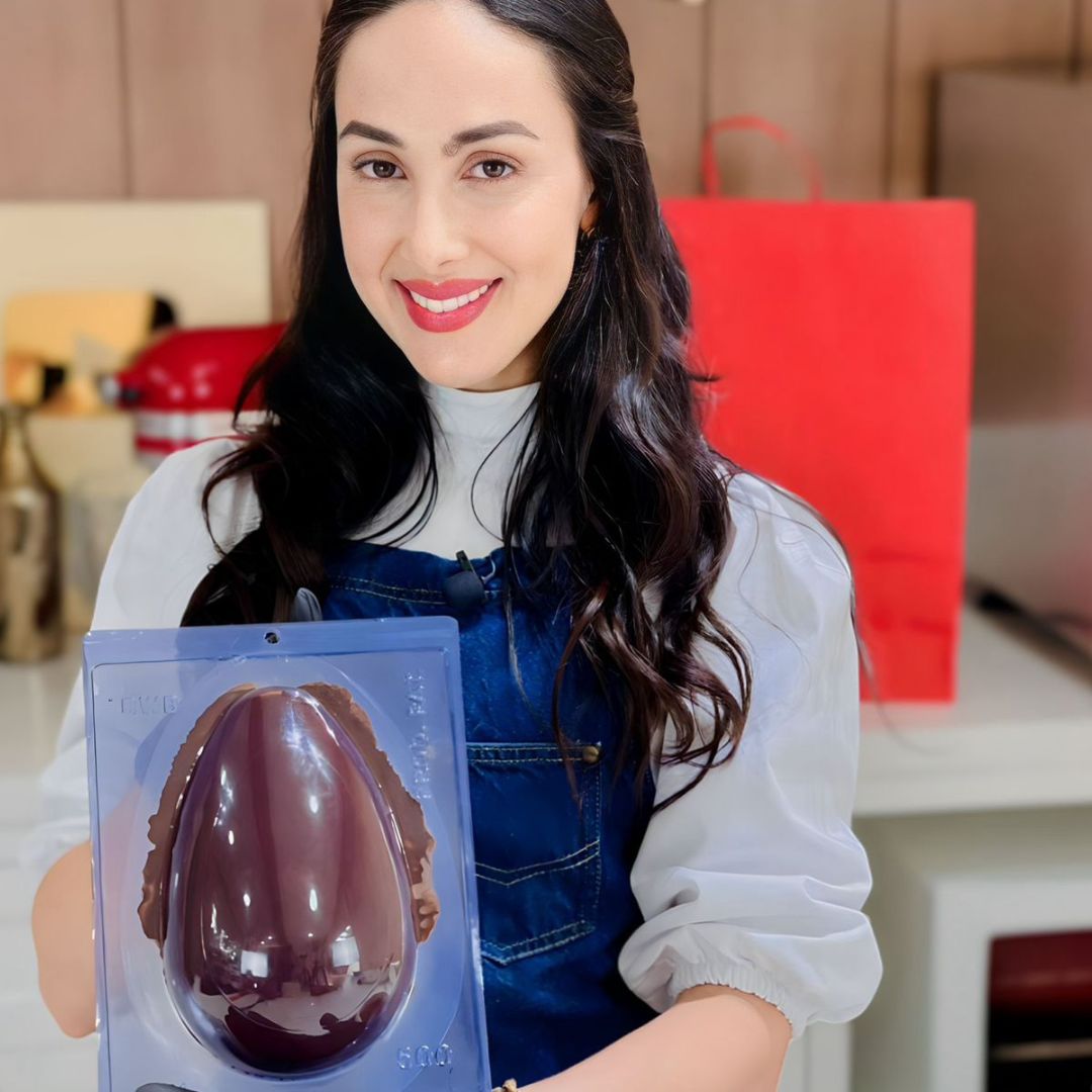 Marrara Bortoloti segurando forma de ovo de chocolate