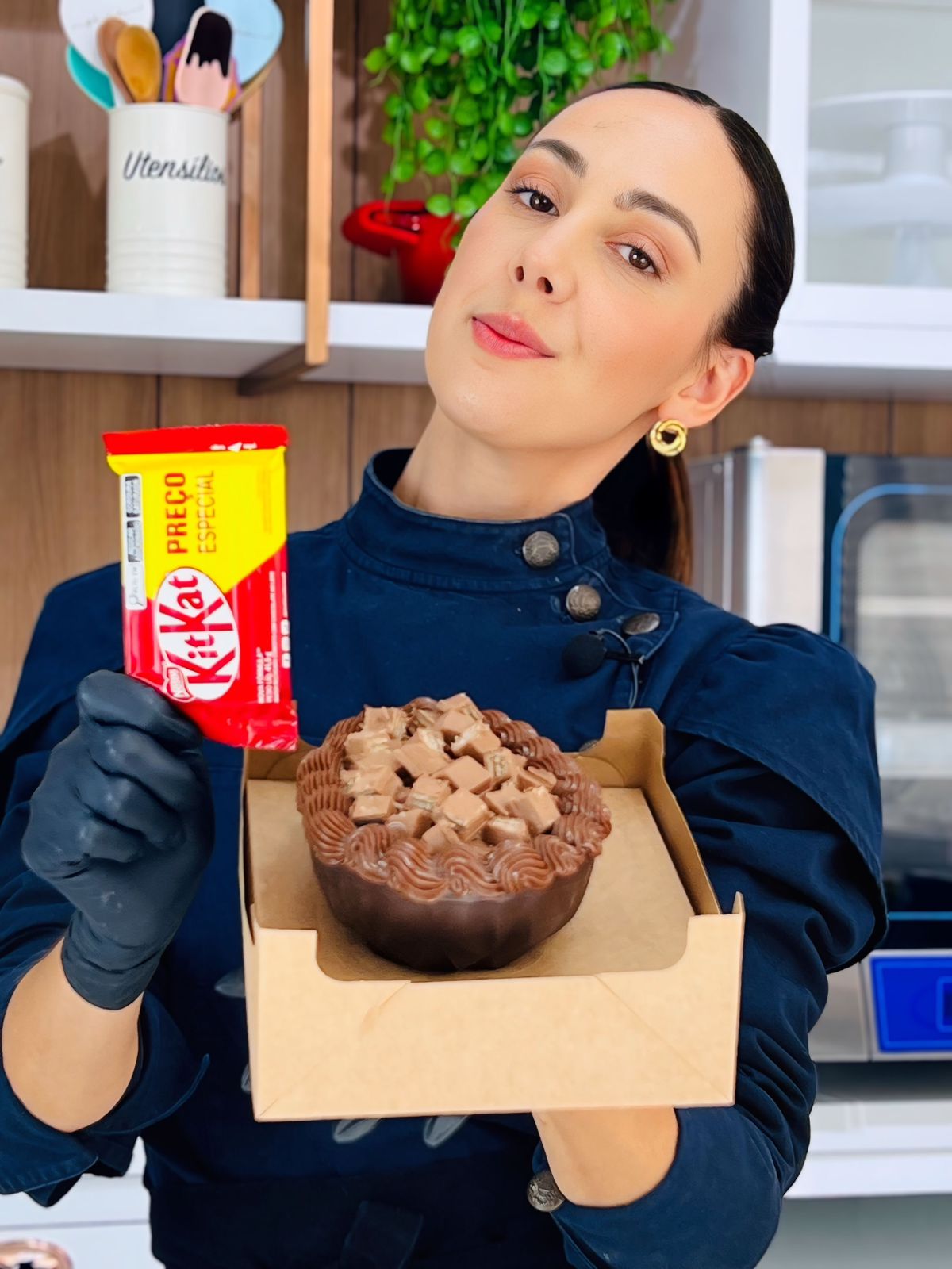 Marrara Bortoloti — confeiteira e educadora, segurando um ovo de páscoa artesanal